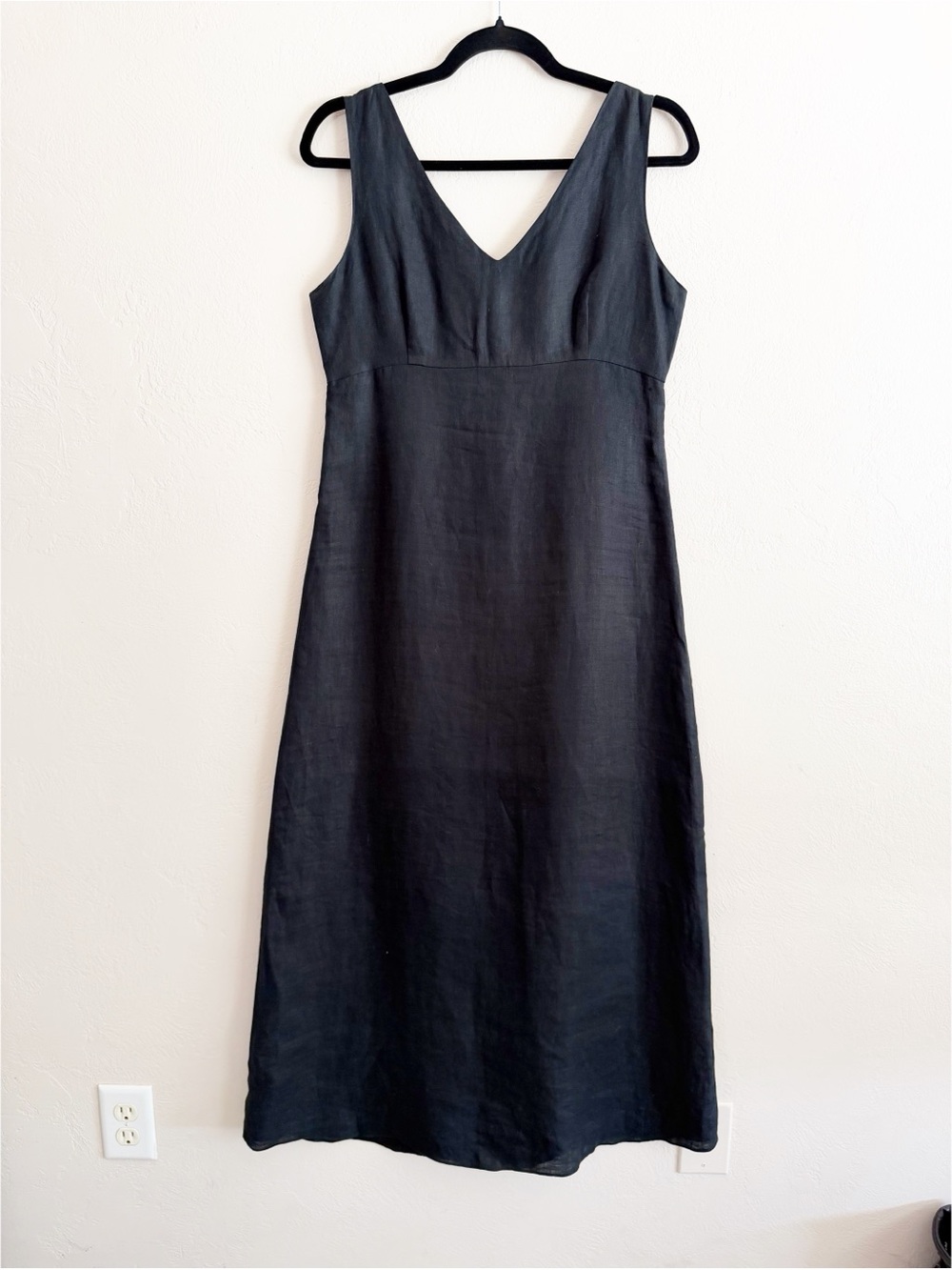 Banana Republic Classic Black V-Neck Linen Dress size 6